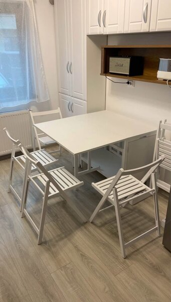 Set masa cu 4 sau 6 scaune pliante pe ALB